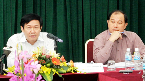 Description: Bộ trưởng Bộ Tài chính Vương Đình Huệ (trái) và Thứ trưởng Bộ Công thương Nguyễn Cẩm Tú tại hội thảo ngày 20/9 - Ảnh: Tuổi trẻ